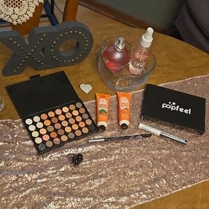 Eyeshadow Palette with Brown and Cream Shades